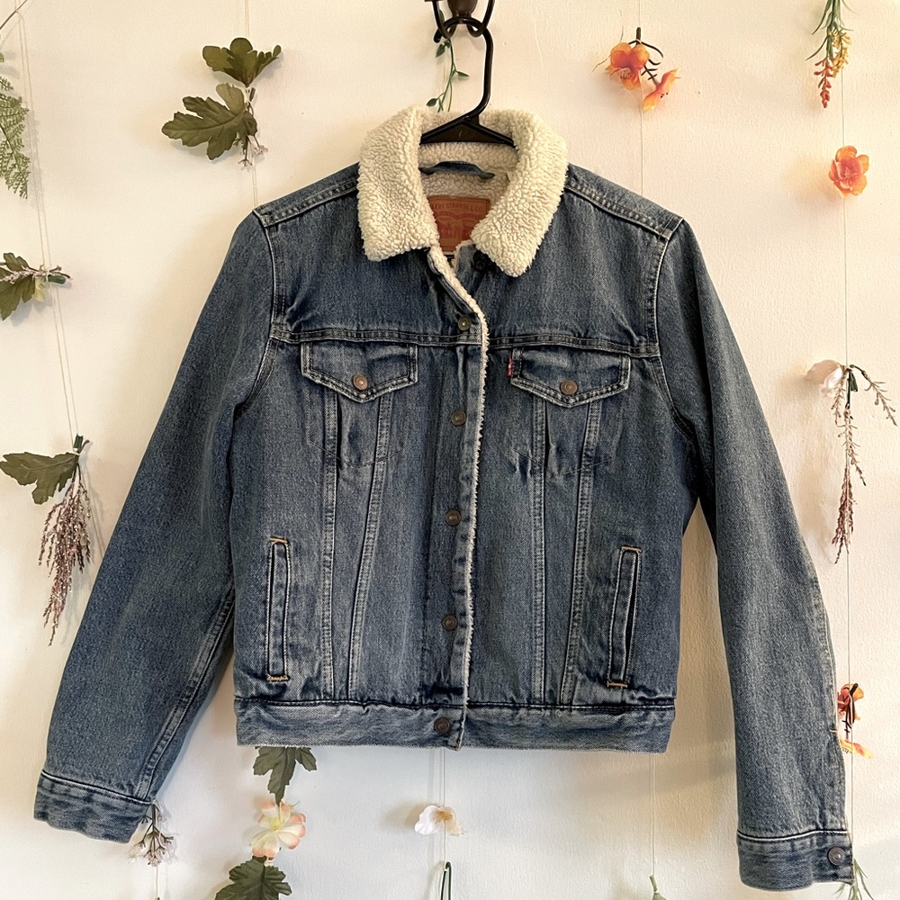 *LEVI’S*